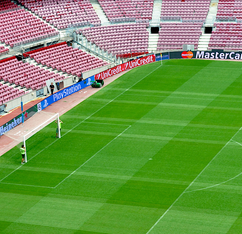 AVG-Hulp: Aanpak - Veld met doel van stadion Camp Nou in Barcelona als metafoor