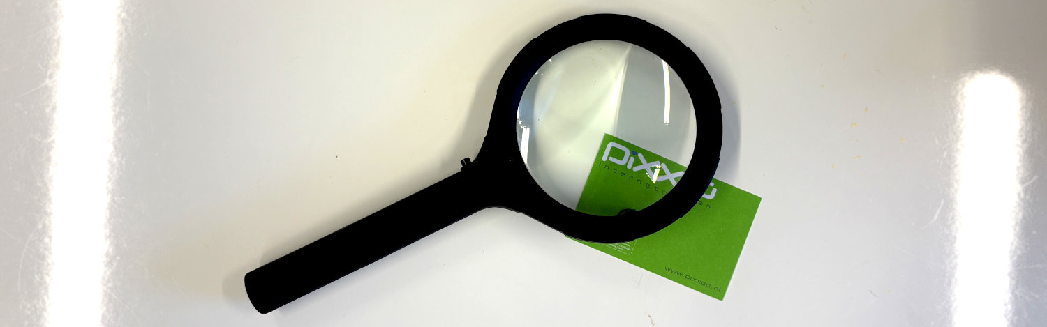 AVG-hulp: gratis scan. Vegrootglas boven Pixxoo visitekaartje als metafoor voor scan of oderzoek