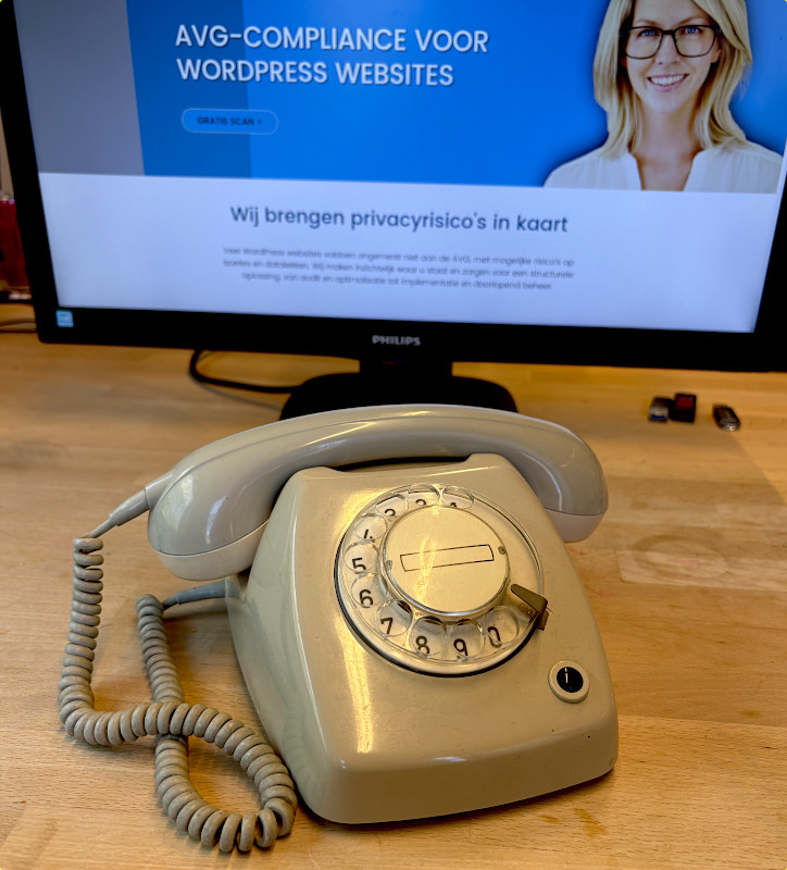 AVG-Hulp: Foto van oude telefoon voor beeldscherm waarop website avg-hulp.nl te zien is
